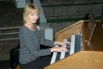 MRS.ZORADA TEMMING BEHIND THE CONTENT ORGAN AT THE LIBERTAS AMPHITEATER WITH THE LIBERTAS CHOIR DEC.2011